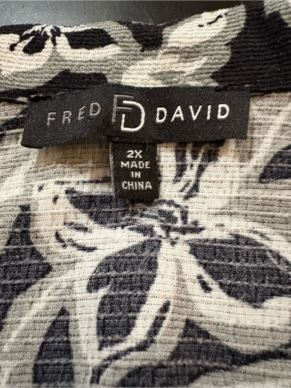 Cool Fred David Black & White Floral Collared Button-Front Tie-Hem Top - Picture 2 of 9